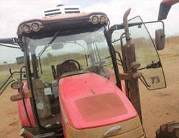 Farm tractor air conditioner