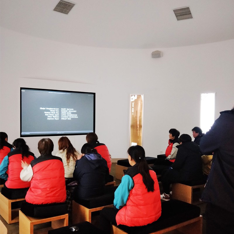 従業員が毎週感動的な映画を見るように組織する