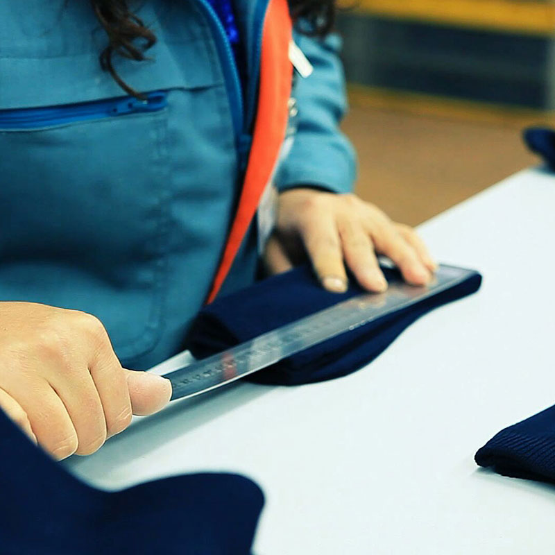 يجب فحص كل زوج من جوارب ريشنغ
 بدقة من قبل مفتشي مراقبة الجودة