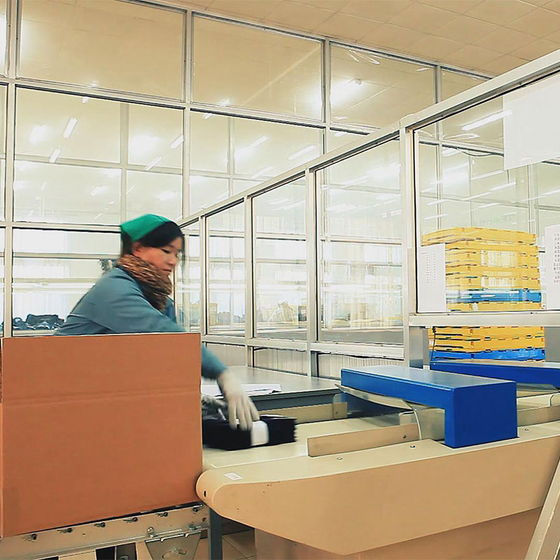 يجب فحص الجوارب بواسطة أجهزة الكشف عن الإبرة قبل تعبئتها في الكرتون.