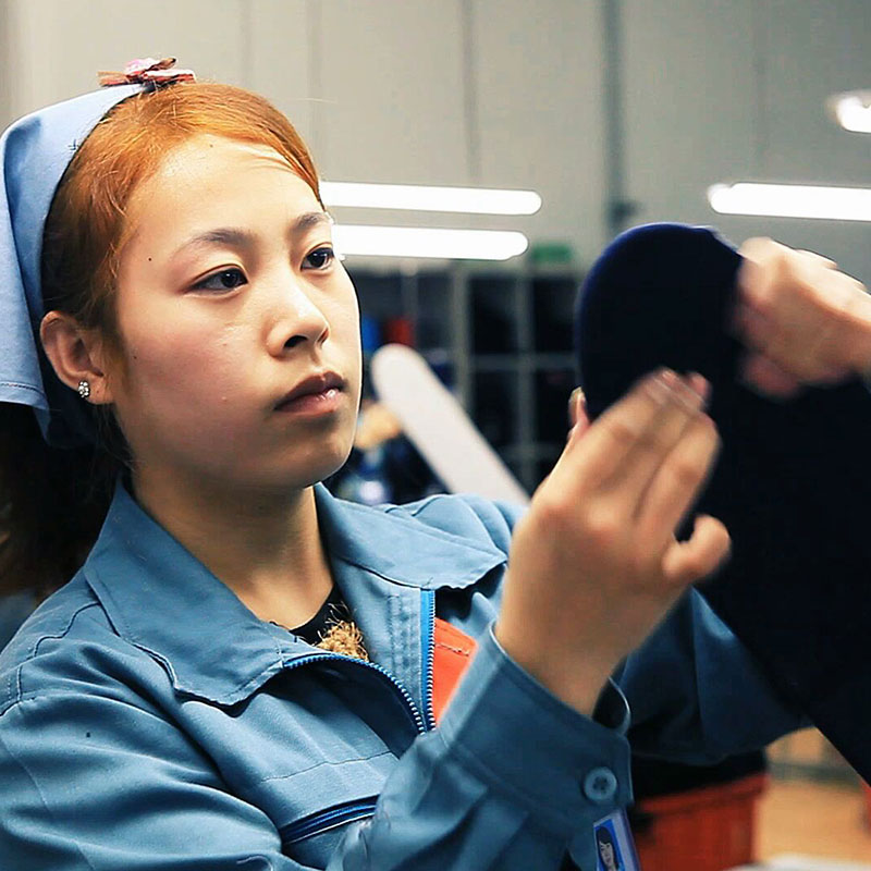 يمر فحص الجودة الصارم خلال عملية إنتاج الجوارب بأكملها