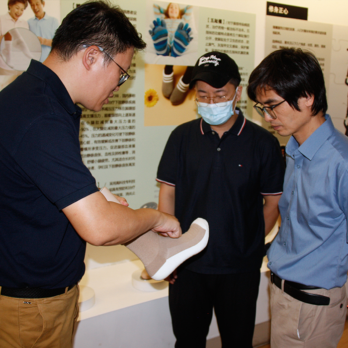 El equipo técnico profesional de grafeno visitó nuestra fábrica de calcetines Risheng