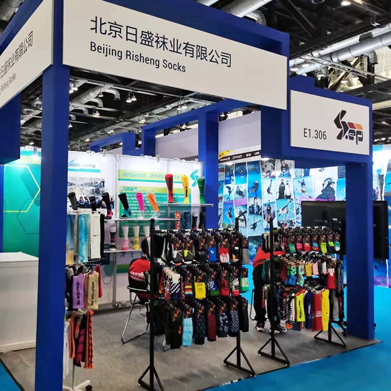 يحضر مصنع ريشنغ
 جوارب
 معرض ISPO
 بكين
 2023 ، حيث يعرض الجوارب الرياضية الشتوية