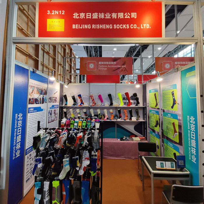 A fábrica da Risheng Socks participa da 133ª fase da Feira de Cantão 3, mostrando meias esportivas de alto desempenho