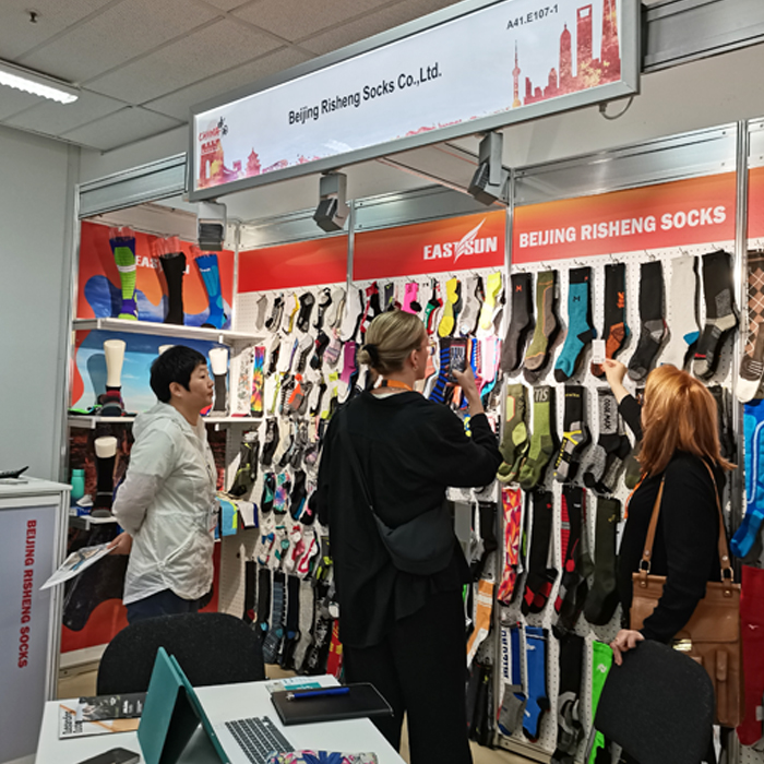 A fábrica da Risheng Socks participa da Outdoor by ISPO 2023, mostrando as meias Outdoor e esportivas