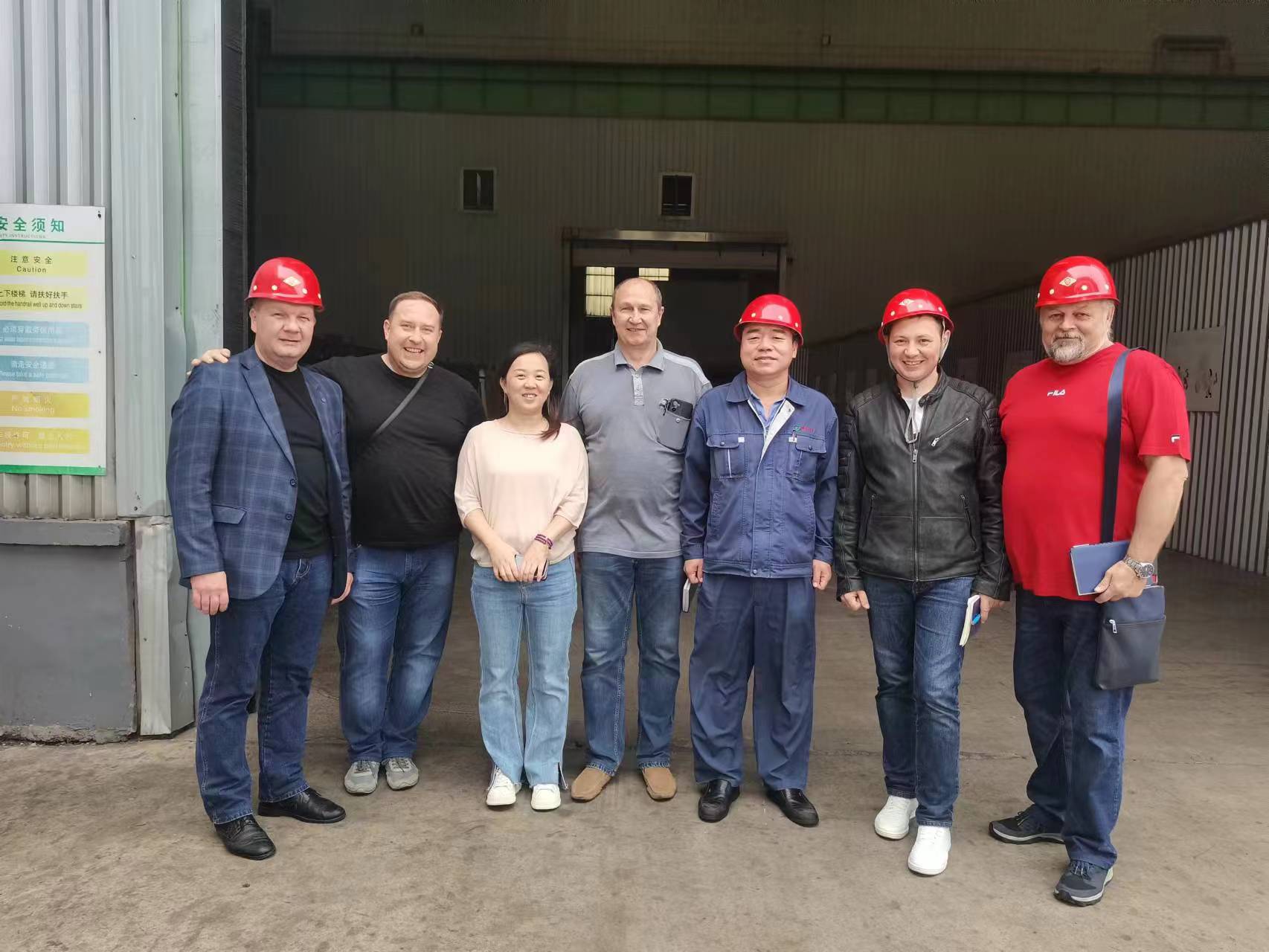 Mengunjungi Pabrik Referensi dengan pelanggan Rusia