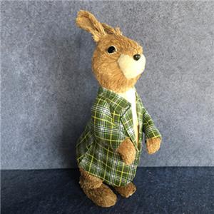 Herr, der Kaninchen verziert