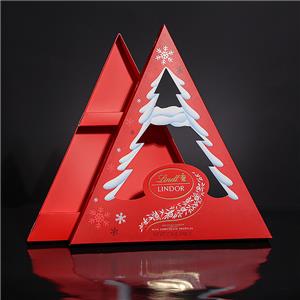 クリスマスプレゼントの包装のための木の形をした箱