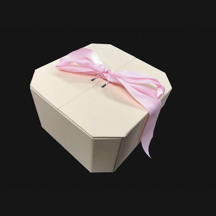Коробка с откидной крышкой для духов с наполнителем из рафиевой бумаги