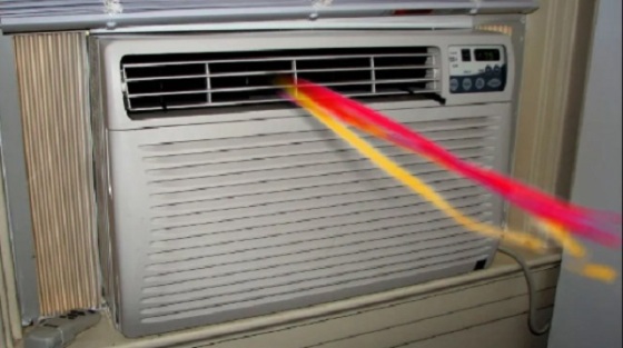 泥棒は窓用エアコンユニットを使用して家に侵入します