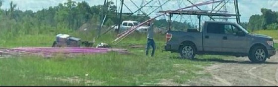 La police recherche un suspect qui a volé des tuyaux d'irrigation en PVC sur un chantier de construction