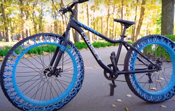 DIY LES PNEUS DE VÉLO SANS AIR INSPIRÉS DE LA NASA EN UTILISANT DES TUYAUX, DES BOULONS ET DES ÉCROUS EN PVC