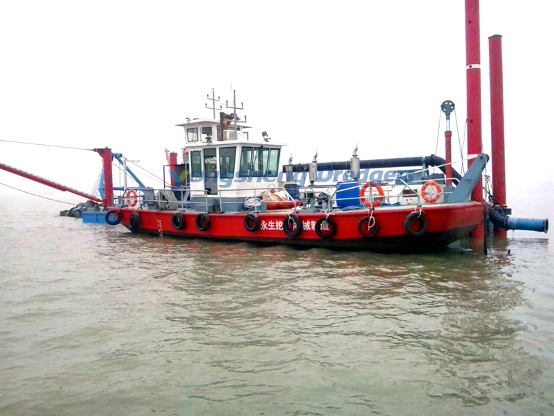 Samobieżna łódź kotwiczna używana na morzu i na rzece śródlądowej