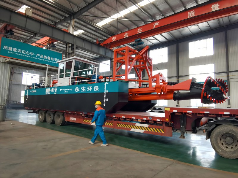 The 18 inch cutter suction dredger exported to India was successfully launched at the construction site !