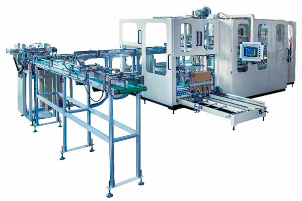 O empacotador completo de capas de absorventes higiênicos servo