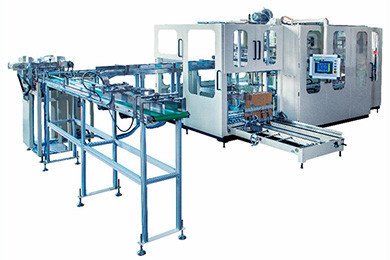 O embalador completo de fraldas para bebês servo