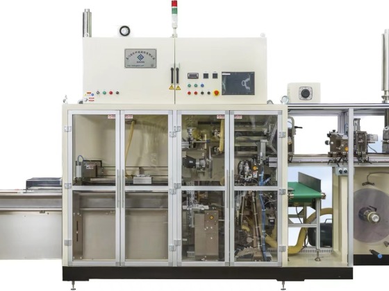 Confezionatrice per assorbenti igienici con film in rotolo