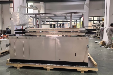 Xiamen Gachn exporte des équipements d'emballage pour couches pour bébés vers l'Indonésie, stimulant ainsi le marché local des produits de puériculture.