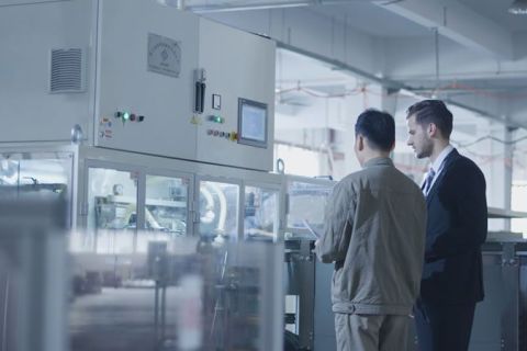 고정밀 기계 조립으로 세계적 수준의 생리대 포장기 기반 구축