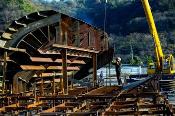 Employés occupés au travail pour terminer les commandes