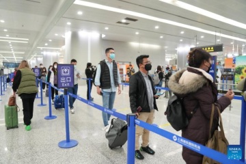 Les voyageurs saluent le processus d'arrivée 