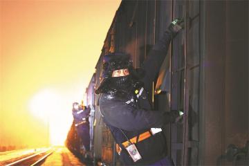 Железнодорожники держат пути свободными, грузы текут