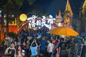 L'économie nocturne illumine les villes à travers la Chine