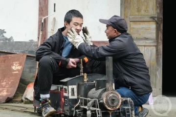 Raskas isällinen rakkaus! Mies vietti 8 vuotta junan rakentamiseen autistiselle pojalleen