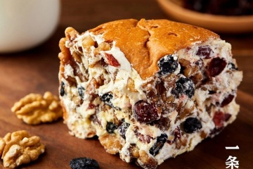 Translation: Xinjiang handmade cheese buns, filled with plenty of walnuts, dried cranberries, and blackcurrants. The filling is incredibly satisfying!