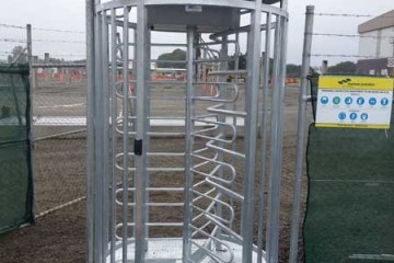 Установите турникет и ворота на солнечной энергии на строительной площадке, обеспечивая безопасность на объекте.