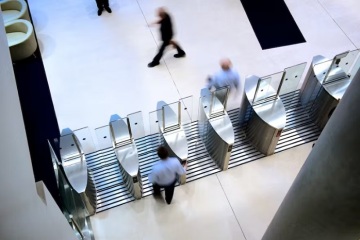 Installer des tourniquets sans le syndrome du « Big Brother »