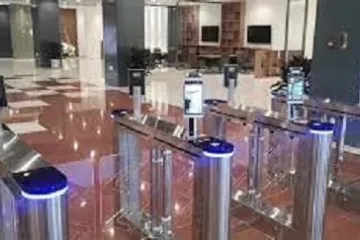 Односторонние турникеты против скоростных ворот: что подойдет именно вам?