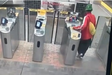 REGARDER: La vidéo montre un homme de Malden en train d’abattre la porte du tourniquet à la station Park Street