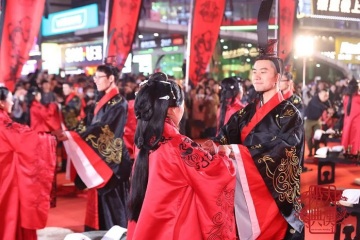 29 couples « à travers le millénaire » pour accomplir le système de mariage de la cérémonie Zhou ? Cette cérémonie de mariage de groupe à la chinoise est un véritable retour en arrière......