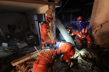 Kansakunta auttaa ripeästi järistyksen uhreja