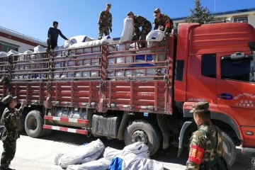 Myydäänkö katastrofialueilla lahjoitetut untuvatakit edelleen? Poliisi: Huhujen levittäjä on pidätetty