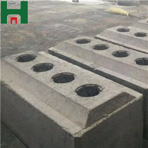 Célula de aluminio con bloque de ánodo de carbón precocido.