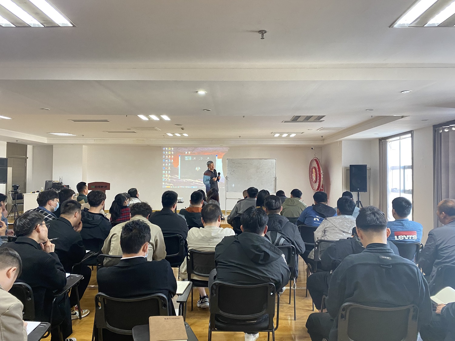 Il team di vendita conduce periodicamente riunioni di vendita