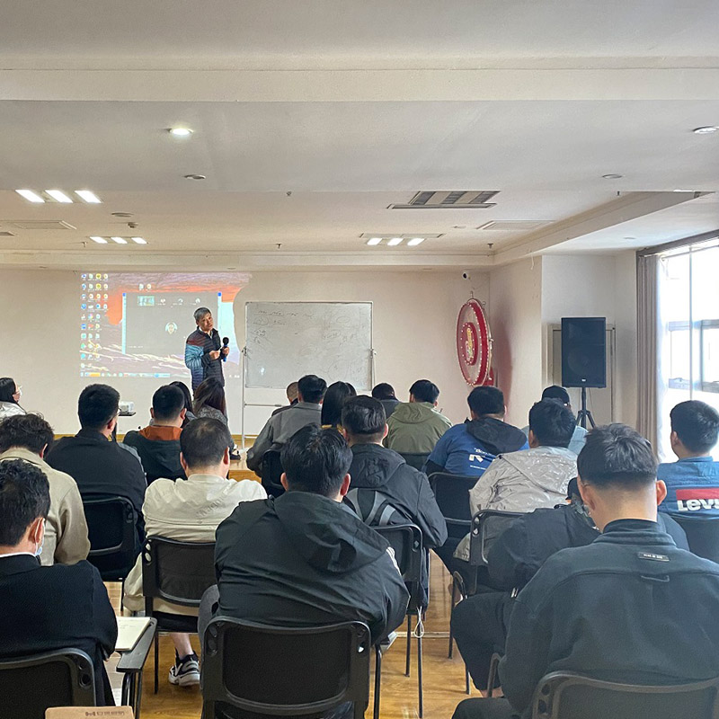 El equipo de ventas lleva a cabo reuniones de ventas de vez en cuando.