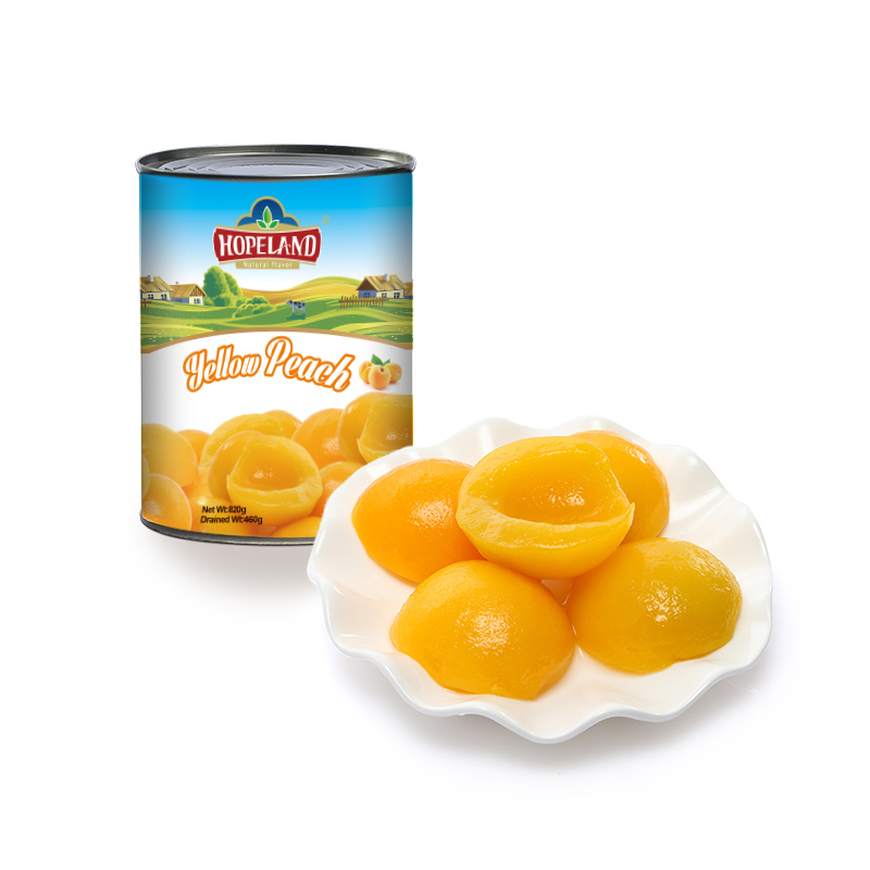 Консервированные половинки желтых персиков в легком сиропе