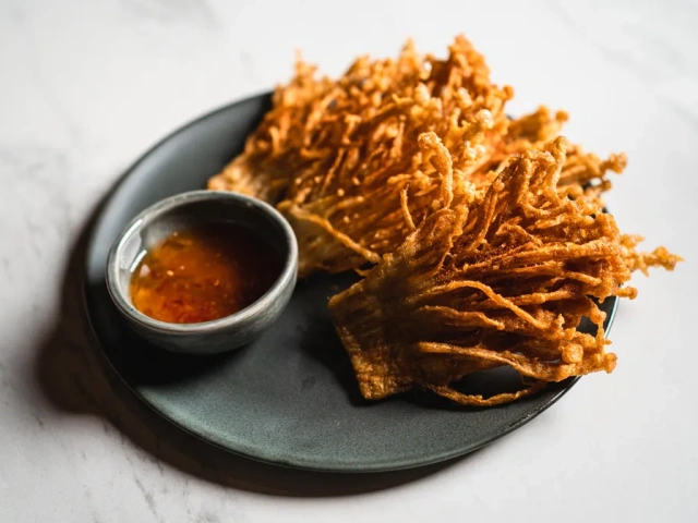 Cómo cocinar con hongos enoki enlatados