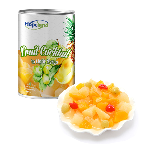 Konserverad fruktcocktail i lätt sirap