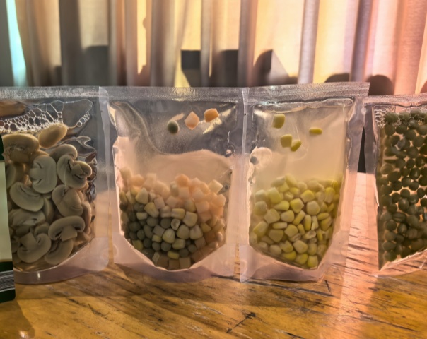 Vegetais embalados em embalagens flexíveis: ervilhas, milho doce e cogumelos. Vegetais embalados em embalagens flexíveis: ervilhas, milho doce e cogumelos.
