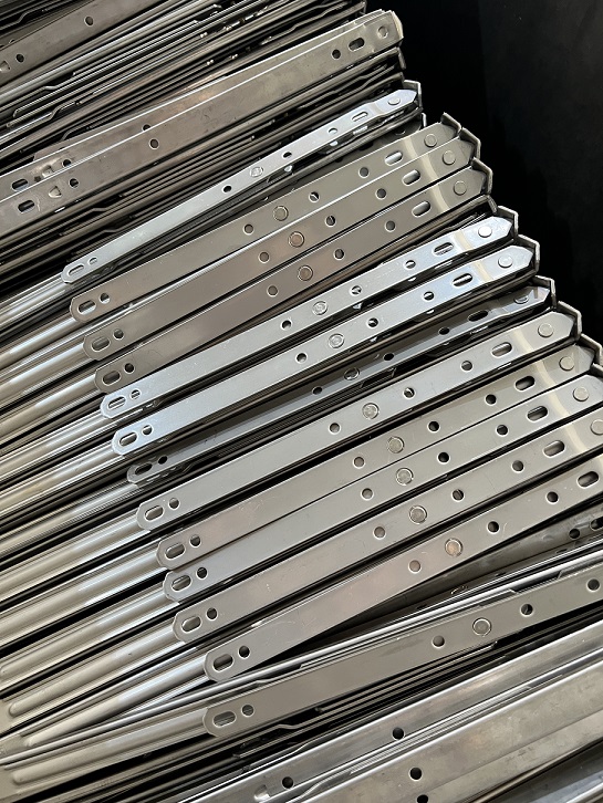 ARTICLE NO.84|When selecting friction stay hinges for a large or heavy window sash, there are a few special considerations you should keep in mind