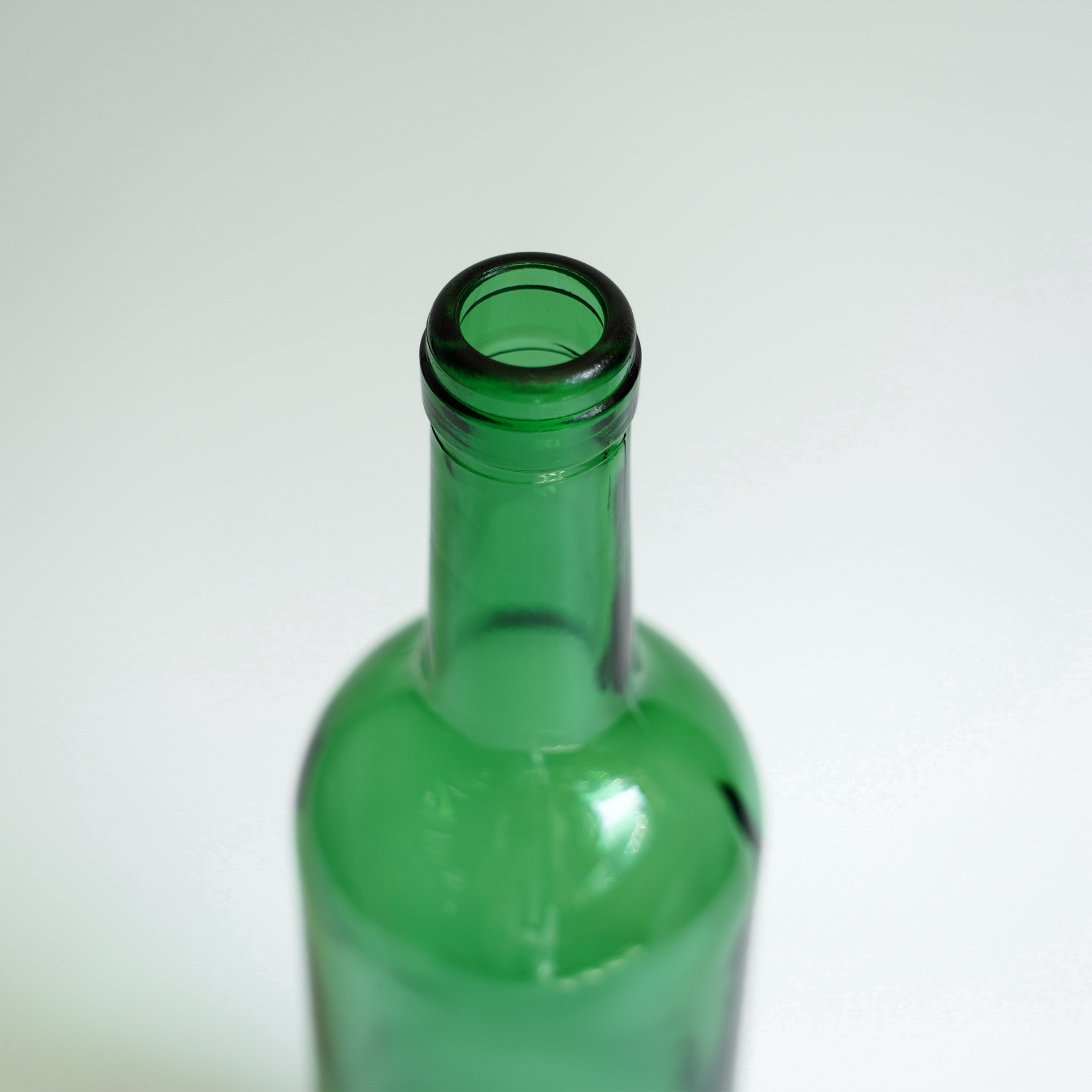 Supply Factory wholesale 750ml wine glass bottle custom green glass