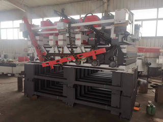 Un contenitore di router CNC è in attesa di consegna