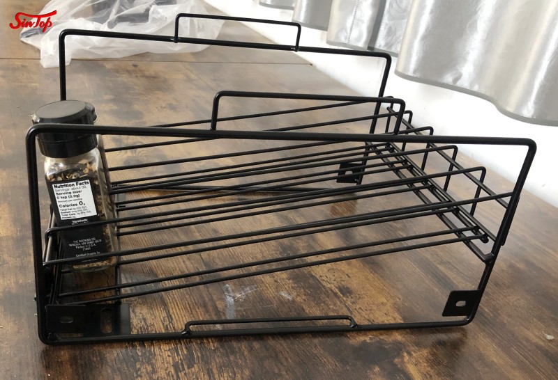 Flexible spice slide shelf rack in retail shop