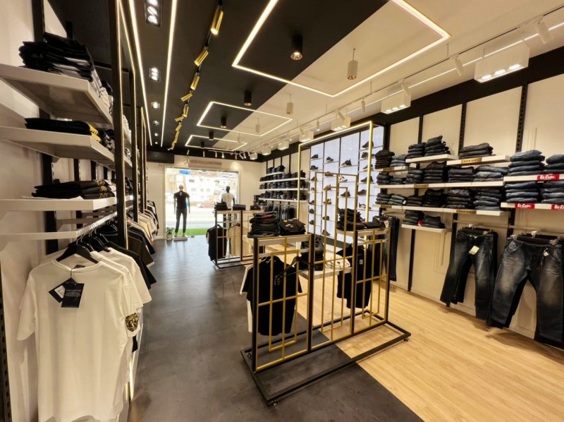 วิธีการจัดชั้นแสดงเสื้อผ้าในร้าน?