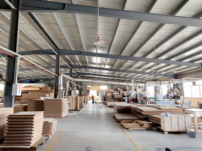 Синтоп Светильники расширяет цех по производству деревянных изделий, чтобы удовлетворить растущий рыночный спрос