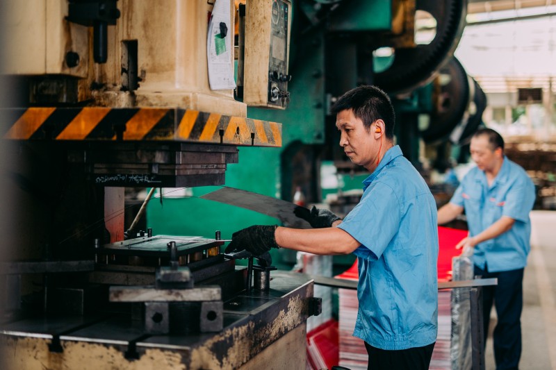 Совершенство изготовления: взгляд изнутри на процесс производства витрин для розничной торговли Синтоп Светильники